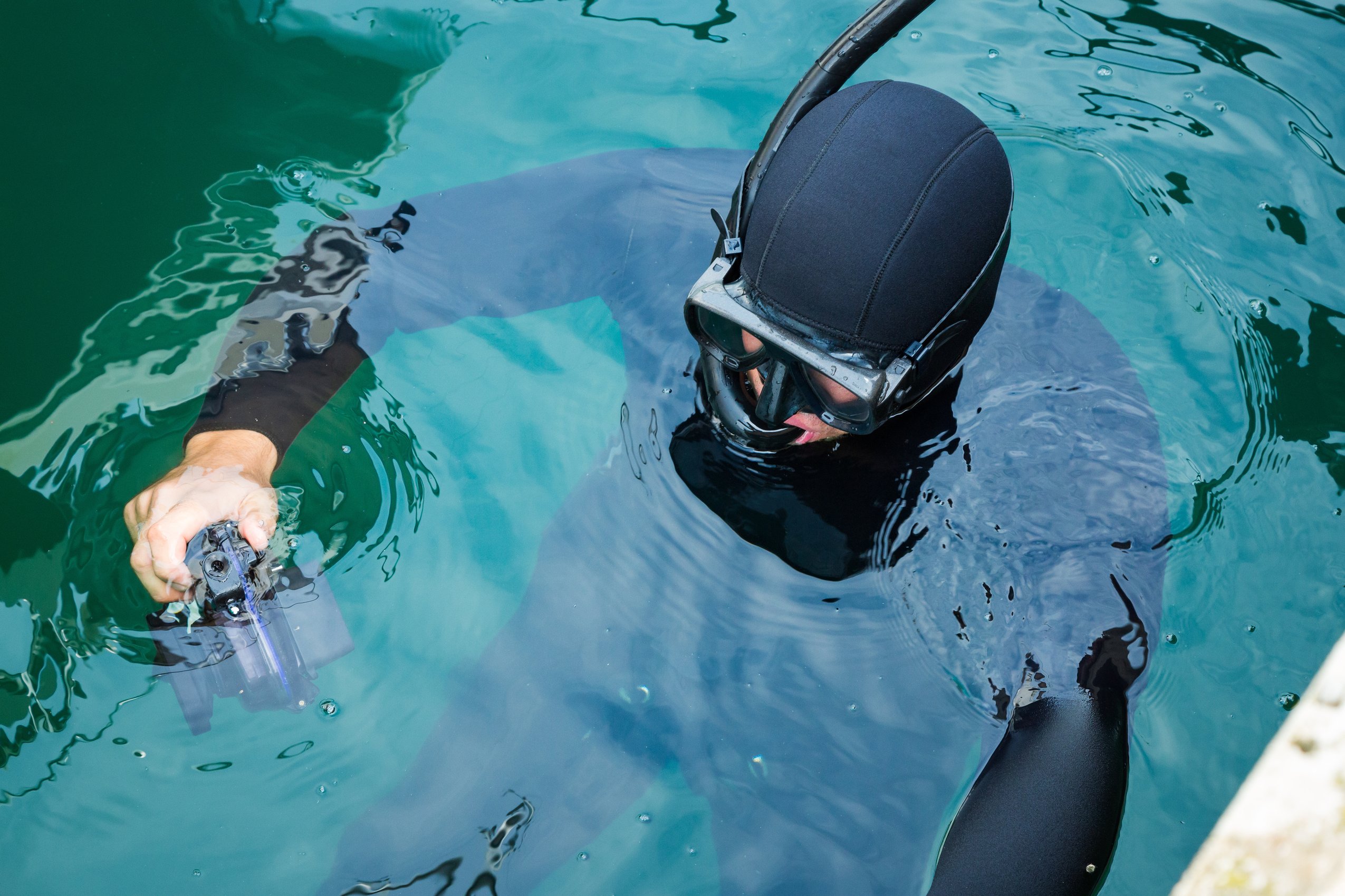 Diver_Cleaning_Hull